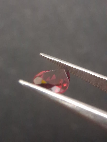 Natural Red Garnet - Rhodolite - 0.815 ct - pear - unheated- red - Natural Gems Belgium