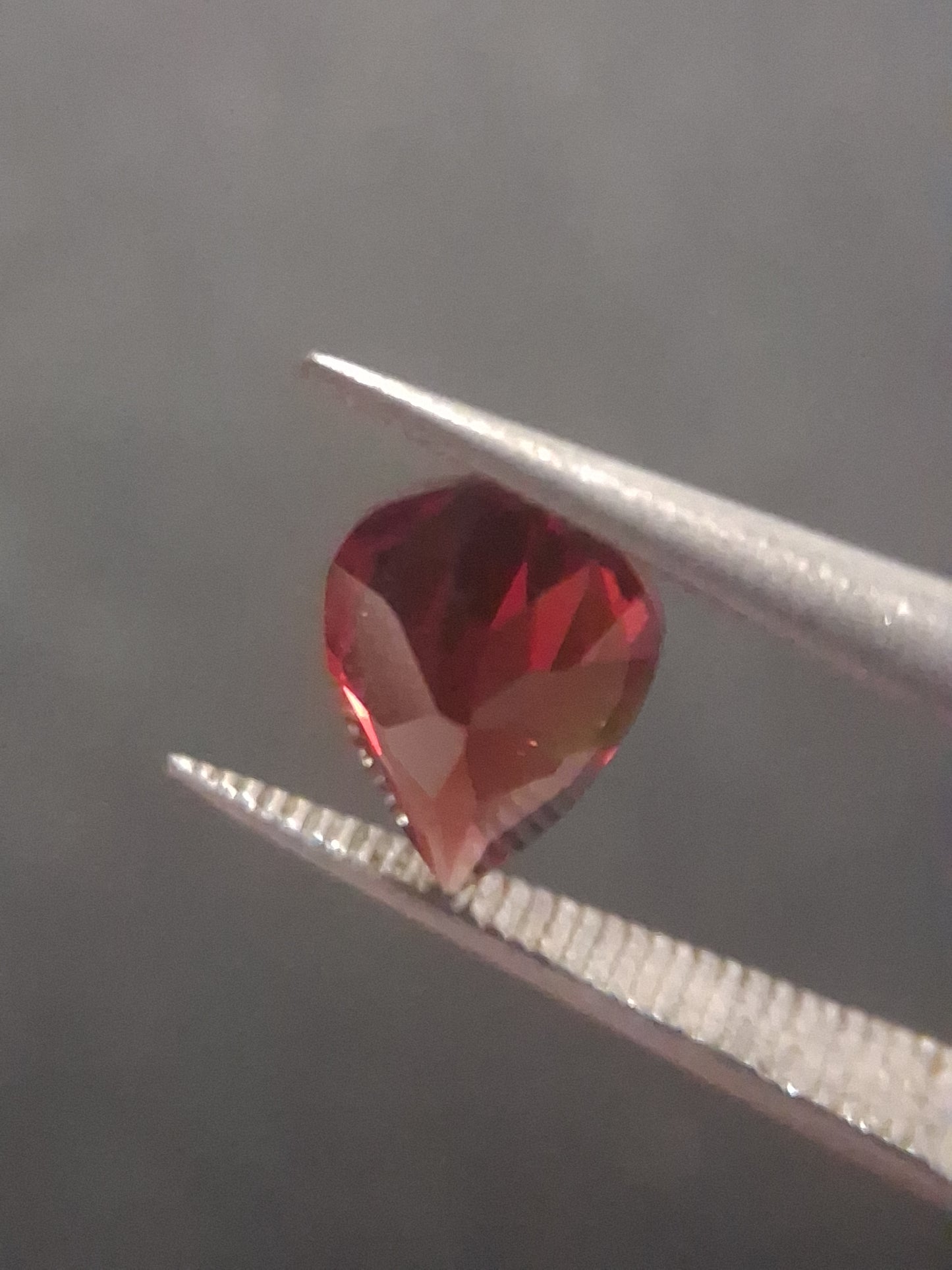 Natural Red Garnet - Rhodolite - 0.815 ct - pear - unheated- red - Natural Gems Belgium
