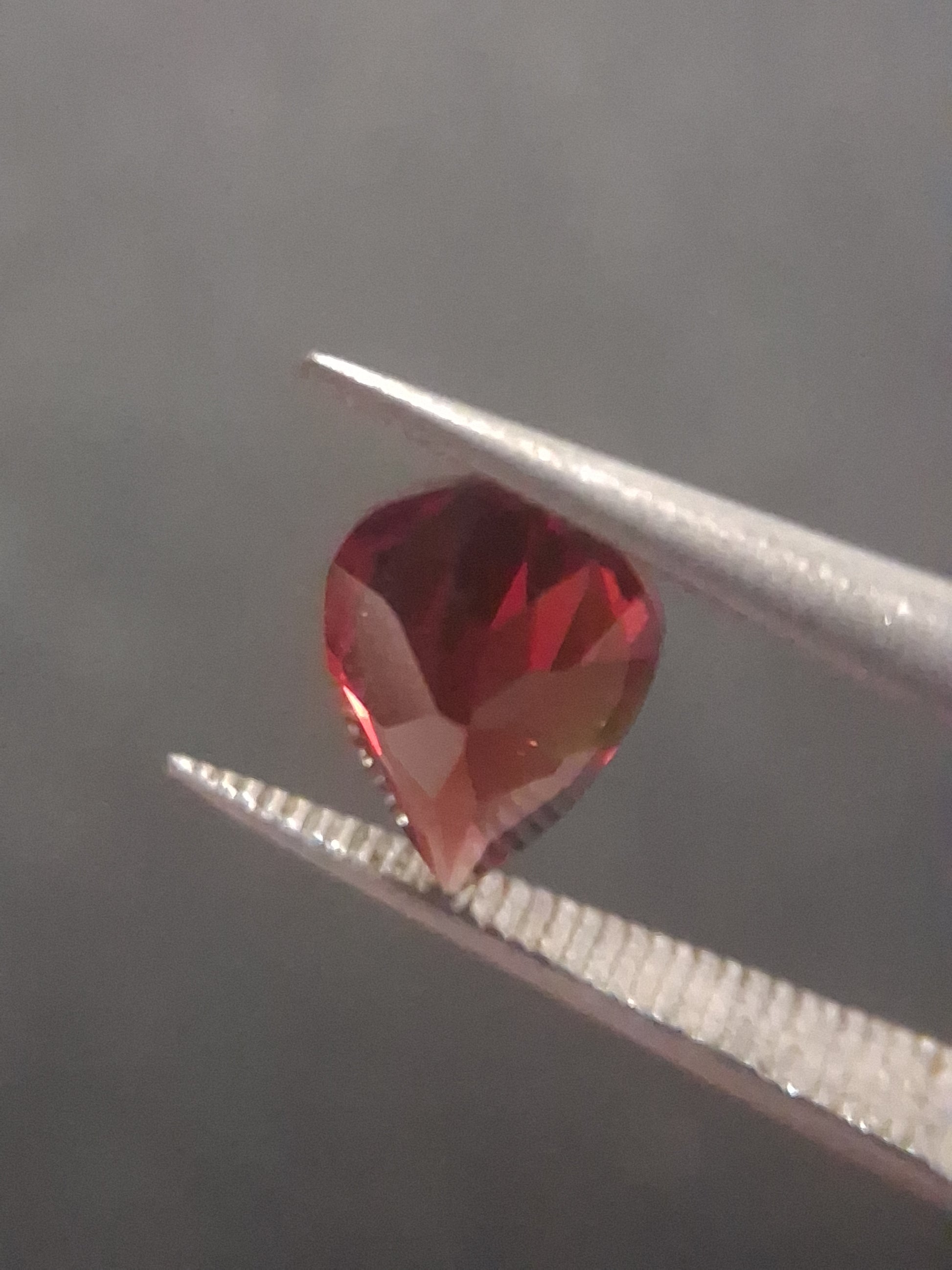 Natural Red Garnet - Rhodolite - 0.815 ct - pear - unheated- red - Natural Gems Belgium