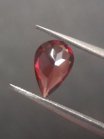 Natural Red Garnet - Rhodolite - 0.815 ct - pear - unheated- red - Natural Gems Belgium