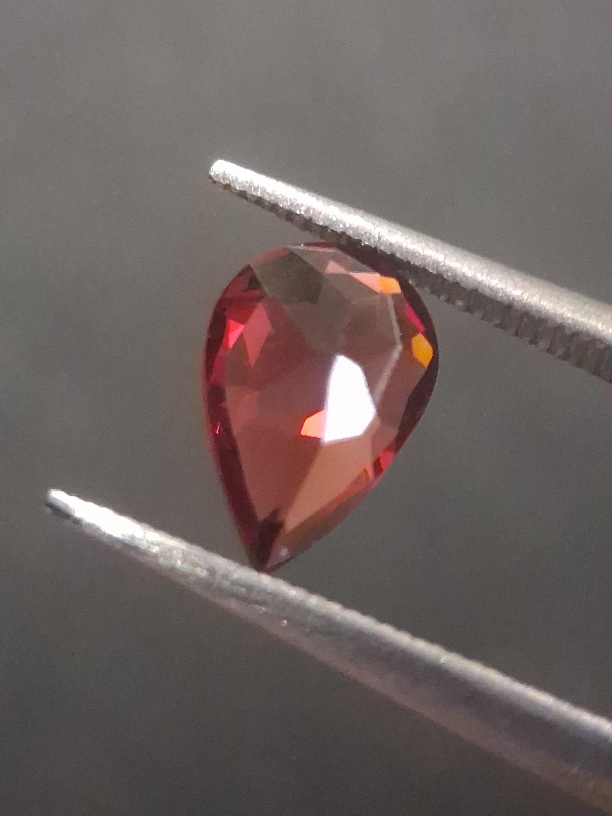 Natural Red Garnet - Rhodolite - 0.815 ct - pear - unheated- red - Natural Gems Belgium