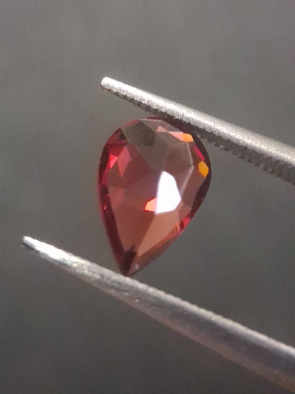Natural Red Garnet - Rhodolite - 0.815 ct - pear - unheated- red - Natural Gems Belgium