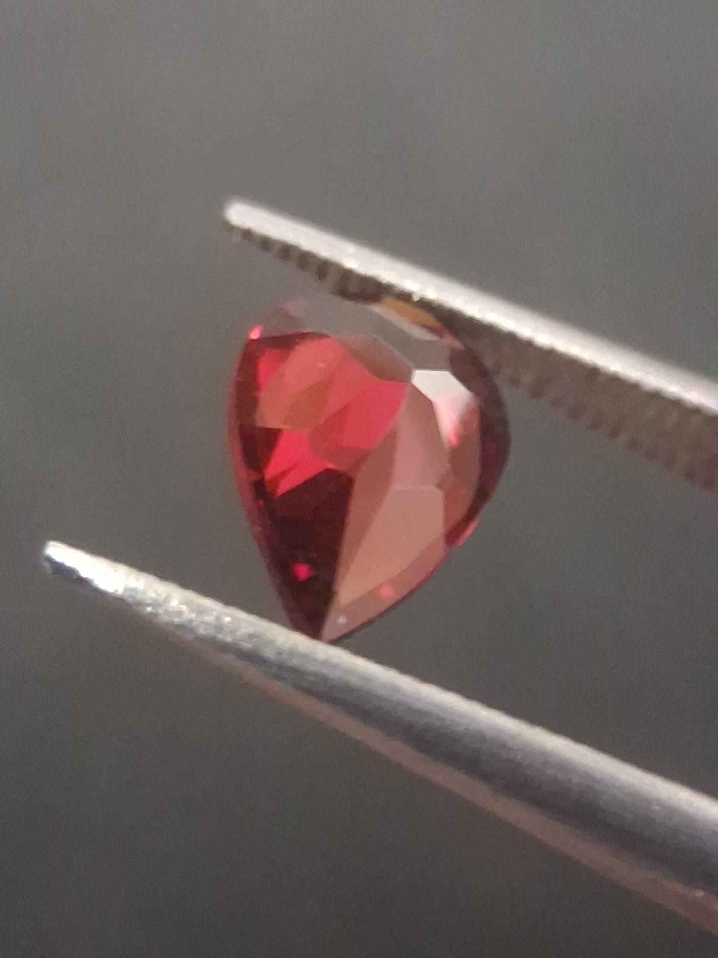 Natural Red Garnet - Rhodolite - 0.815 ct - pear - unheated- red - Natural Gems Belgium