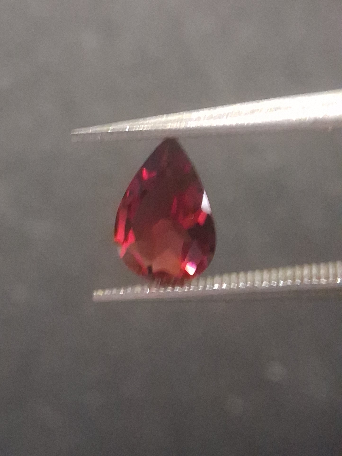 Natural Red Garnet - Rhodolite - 0.815 ct - pear - unheated- red - Natural Gems Belgium