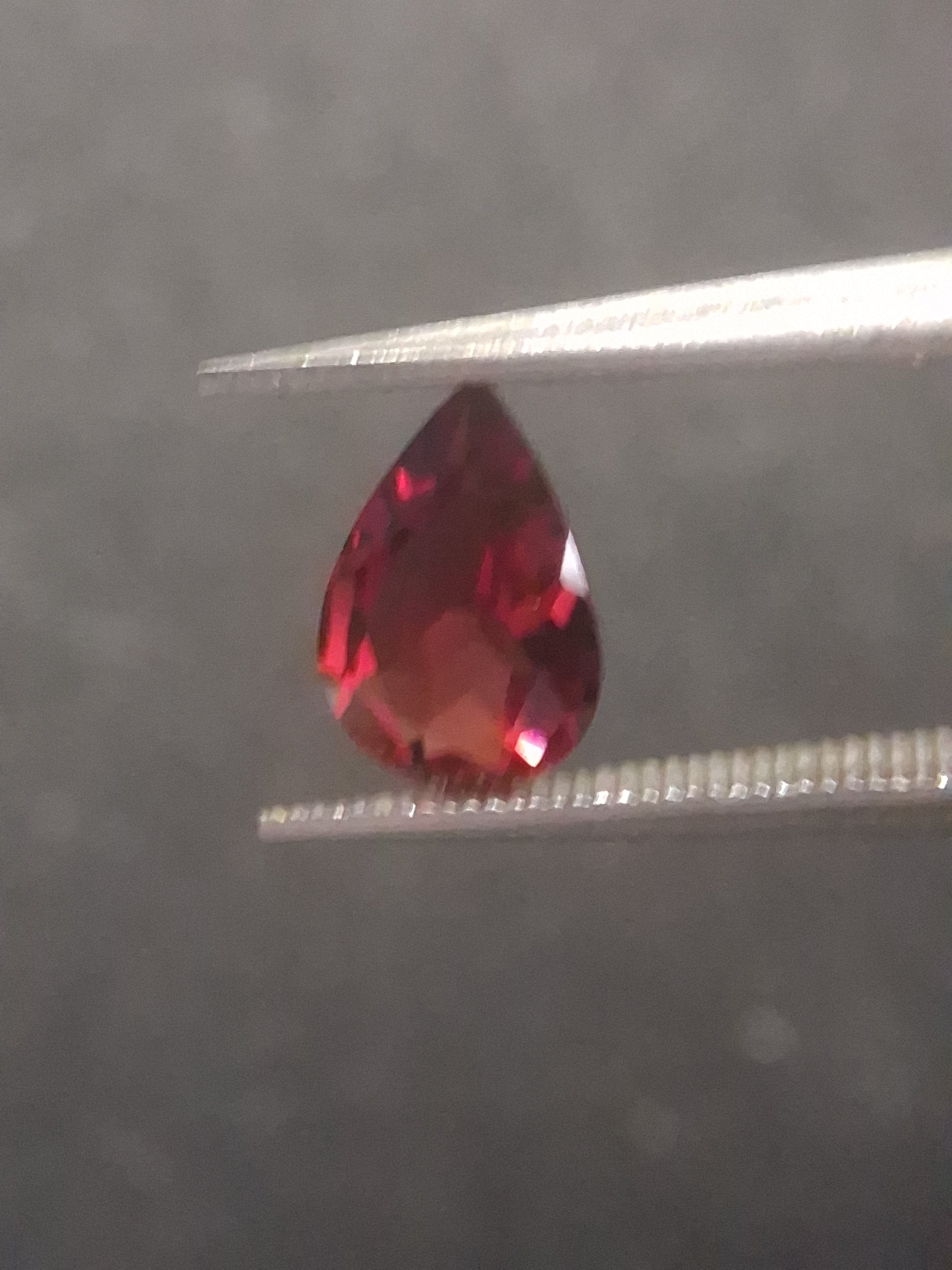 Natural Red Garnet - Rhodolite - 0.815 ct - pear - unheated- red - Natural Gems Belgium
