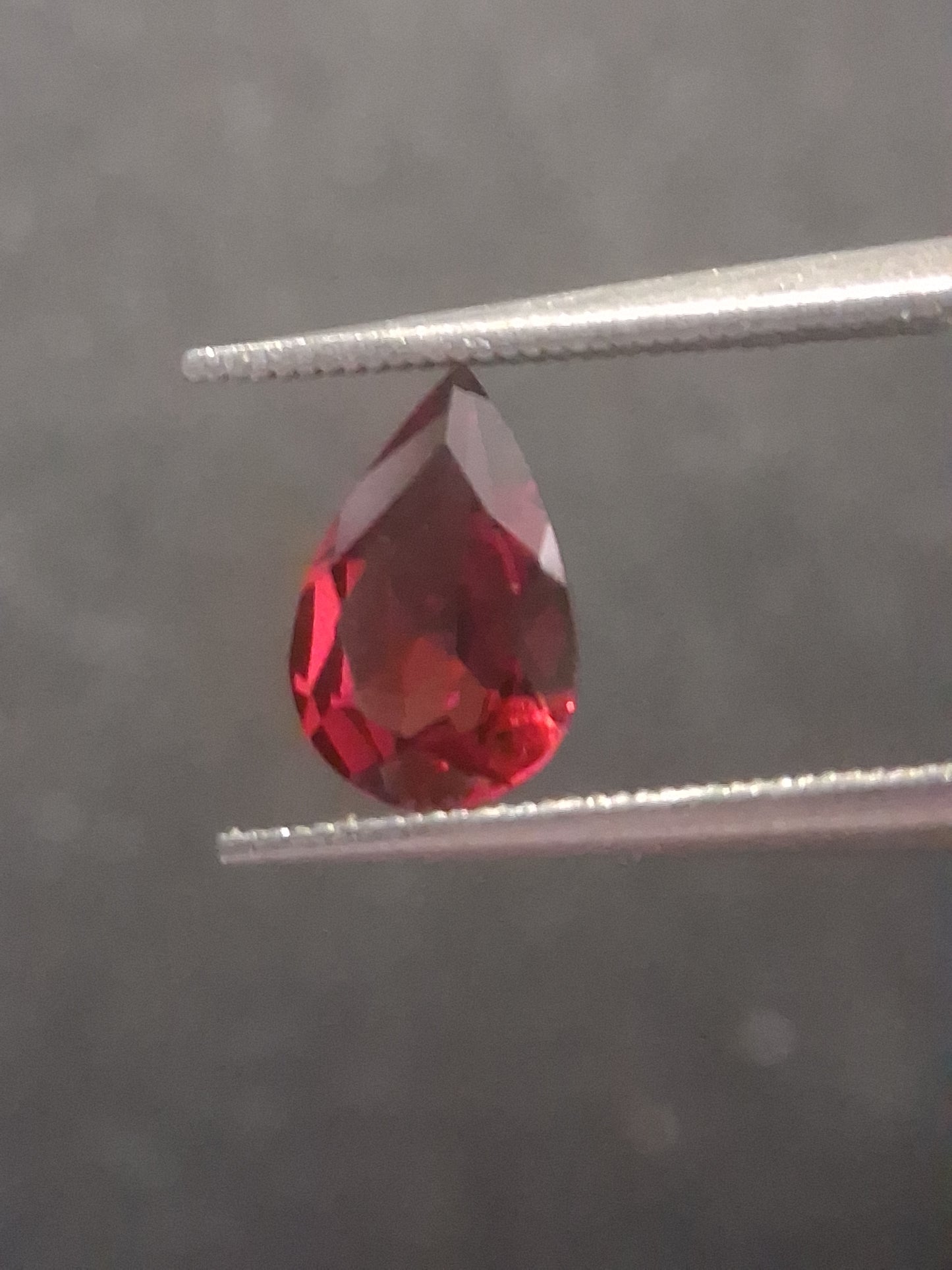 Natural Red Garnet - Rhodolite - 0.815 ct - pear - unheated- red - Natural Gems Belgium