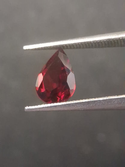 Natural Red Garnet - Rhodolite - 0.815 ct - pear - unheated- red - Natural Gems Belgium