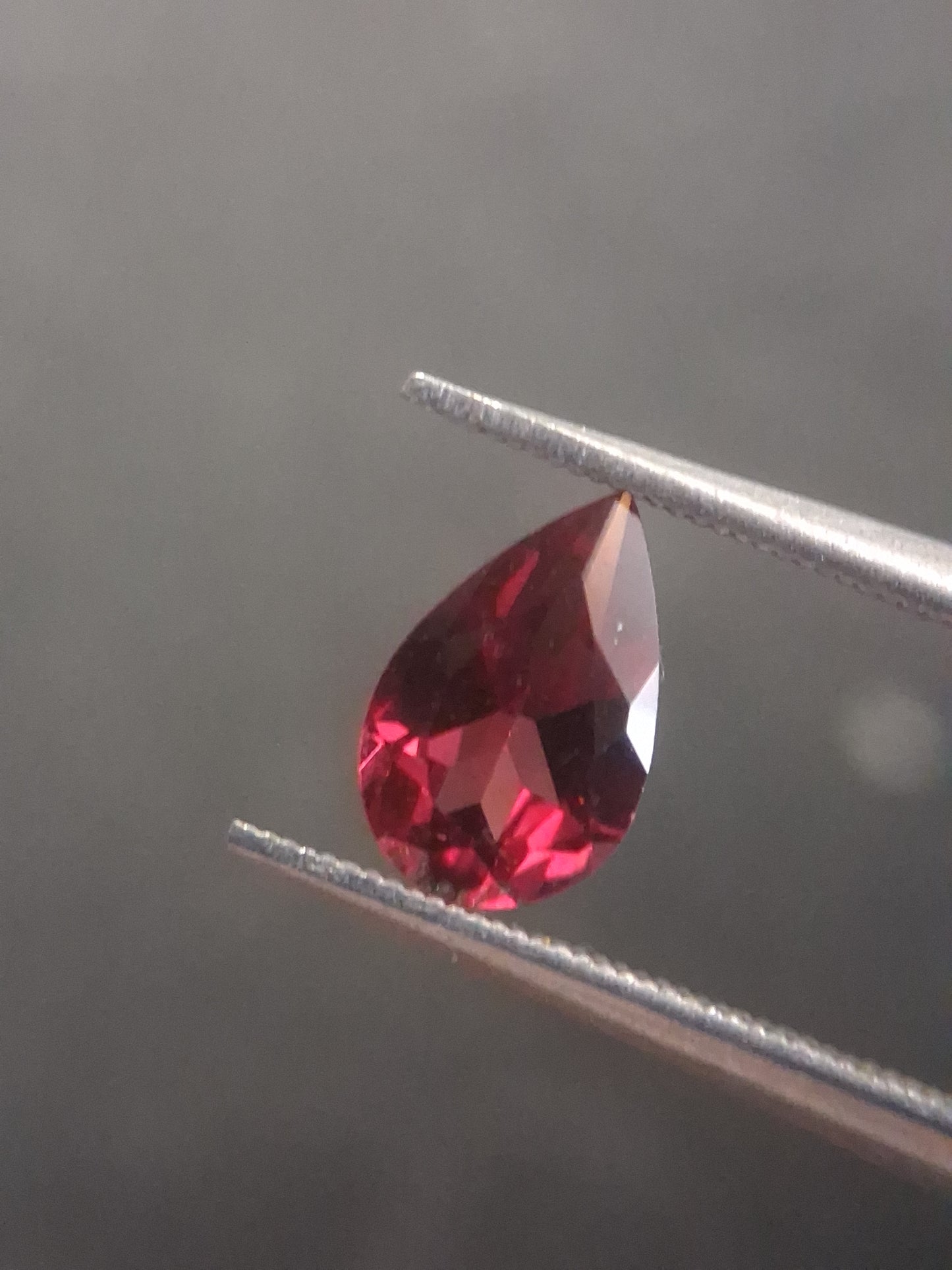 Natural Red Garnet - Rhodolite - 0.956 ct - pear - unheated- red - Natural Gems Belgium