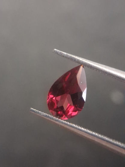 Natural Red Garnet - Rhodolite - 0.956 ct - pear - unheated- red - Natural Gems Belgium