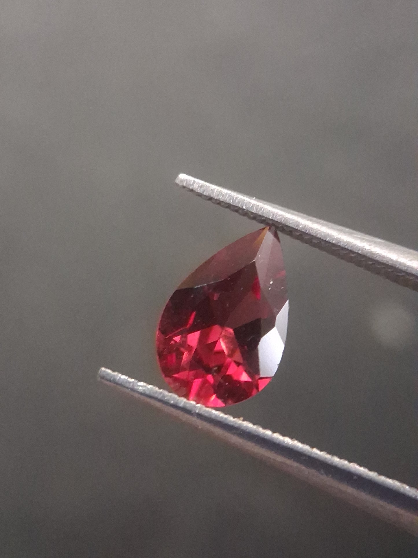 Natural Red Garnet - Rhodolite - 0.956 ct - pear - unheated- red - Natural Gems Belgium