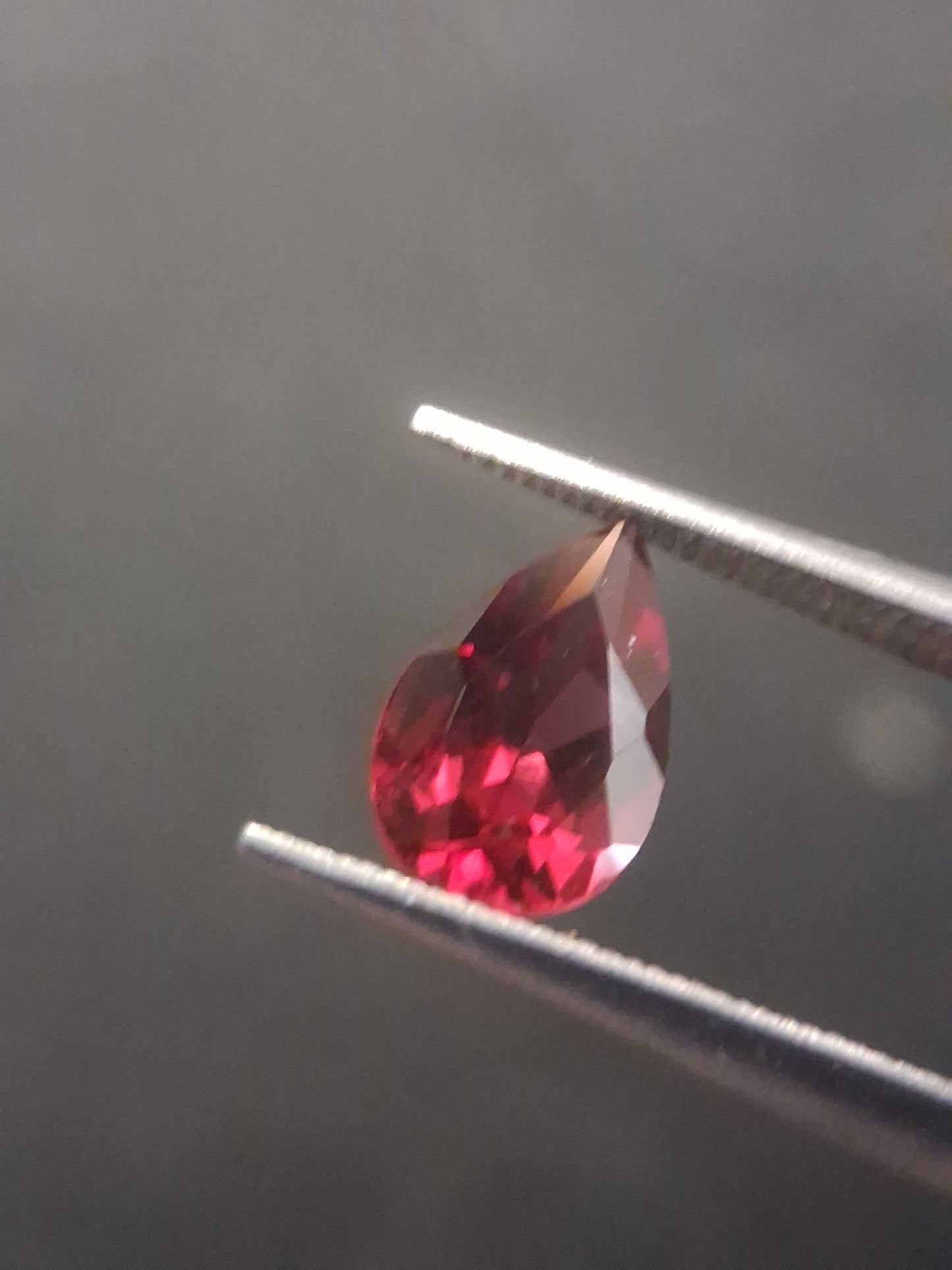 Natural Red Garnet - Rhodolite - 0.956 ct - pear - unheated- red - Natural Gems Belgium
