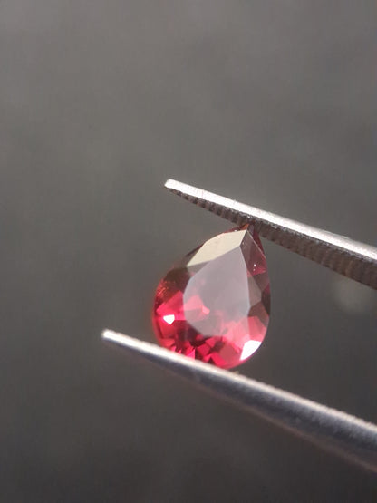 Natural Red Garnet - Rhodolite - 0.956 ct - pear - unheated- red - Natural Gems Belgium