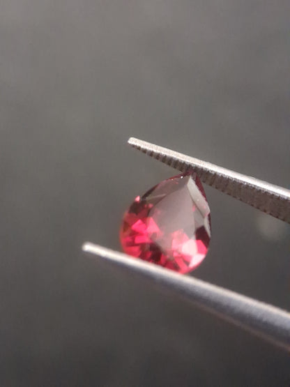 Natural Red Garnet - Rhodolite - 0.956 ct - pear - unheated- red - Natural Gems Belgium