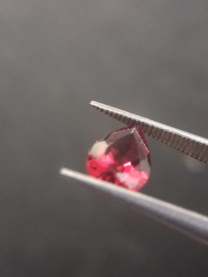 Natural Red Garnet - Rhodolite - 0.956 ct - pear - unheated- red - Natural Gems Belgium