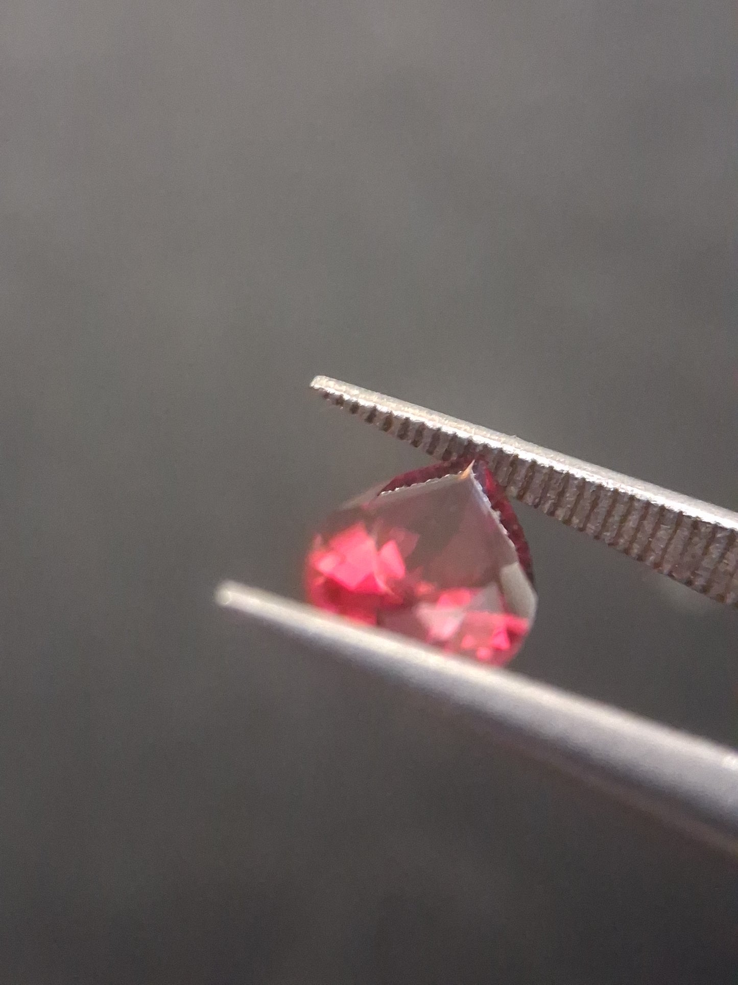 Natural Red Garnet - Rhodolite - 0.956 ct - pear - unheated- red - Natural Gems Belgium