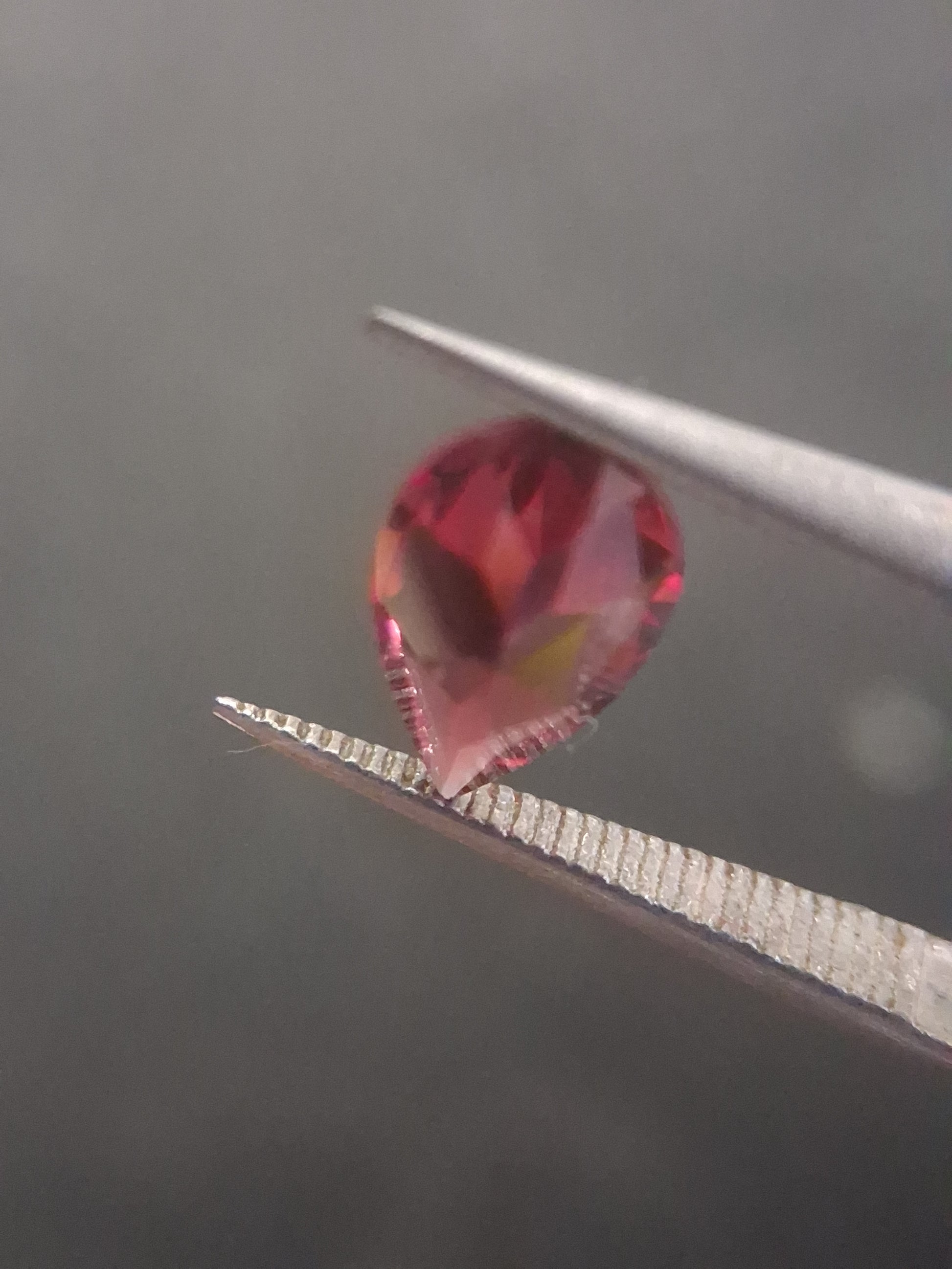 Natural Red Garnet - Rhodolite - 0.956 ct - pear - unheated- red - Natural Gems Belgium