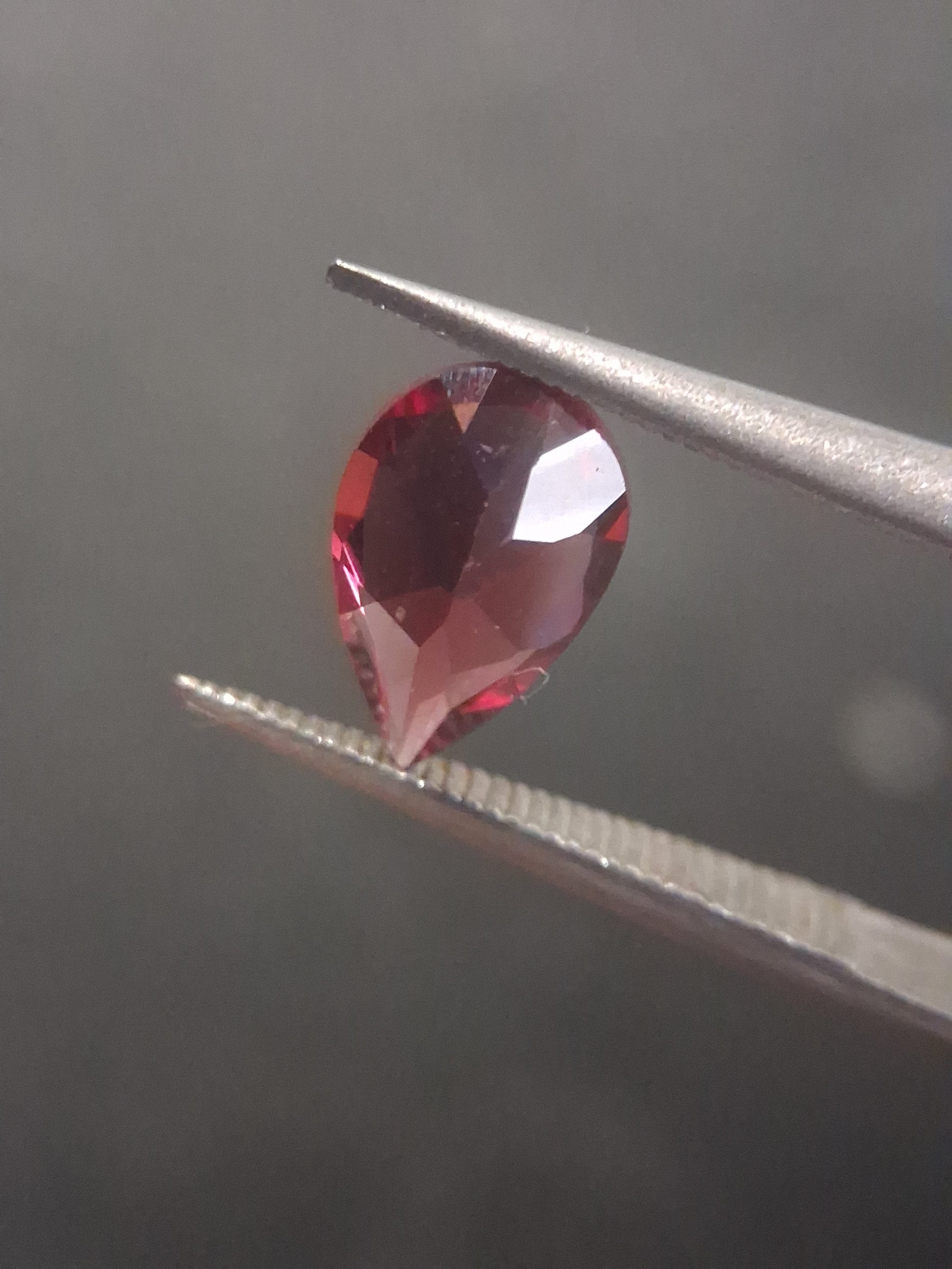 Natural Red Garnet - Rhodolite - 0.956 ct - pear - unheated- red - Natural Gems Belgium