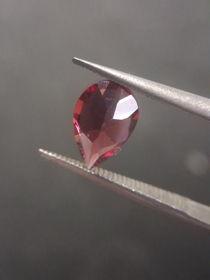 Natural Red Garnet - Rhodolite - 0.956 ct - pear - unheated- red - Natural Gems Belgium