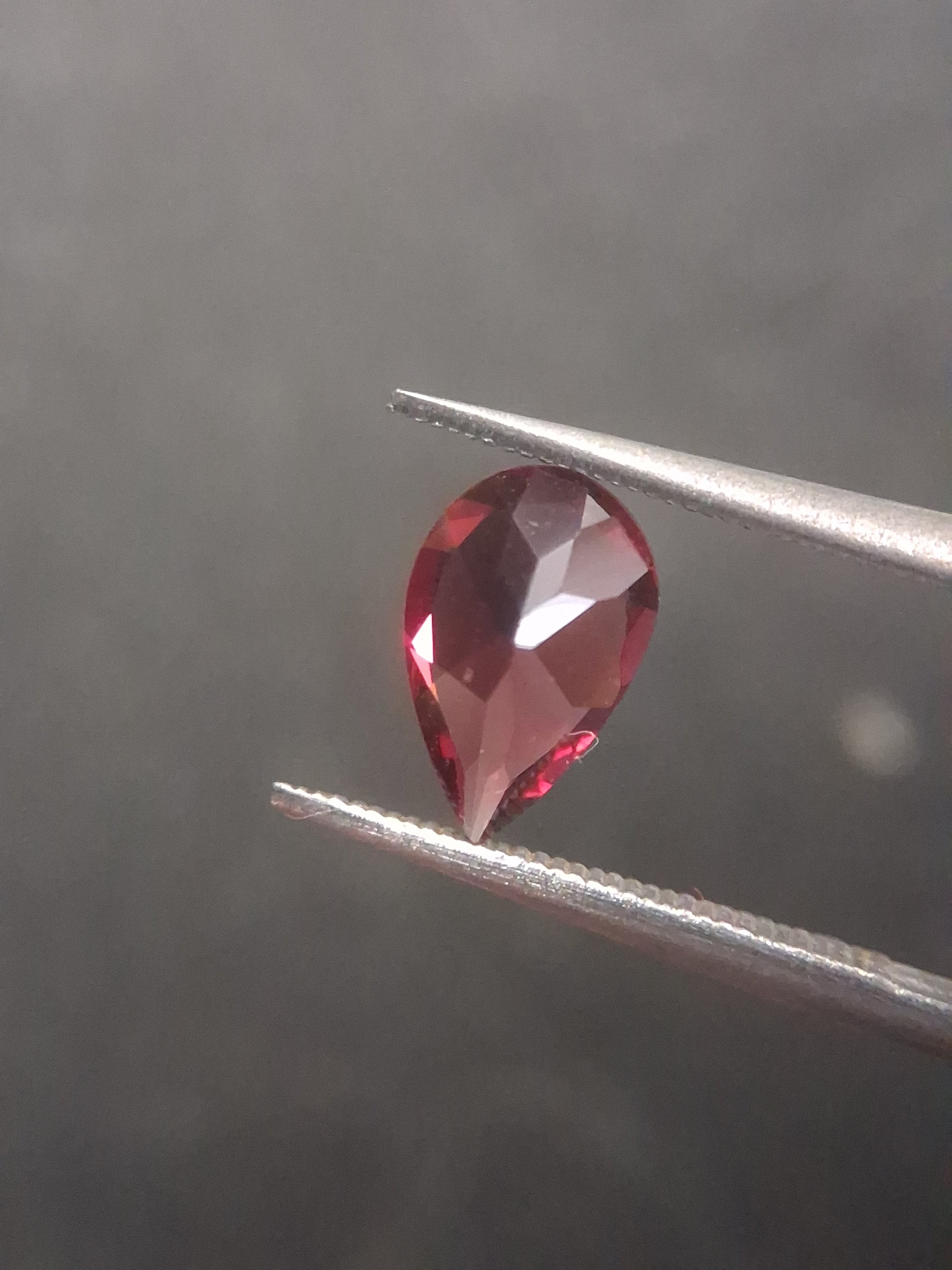Natural Red Garnet - Rhodolite - 0.956 ct - pear - unheated- red - Natural Gems Belgium