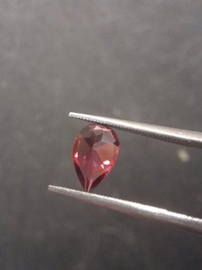 Natural Red Garnet - Rhodolite - 0.956 ct - pear - unheated- red - Natural Gems Belgium