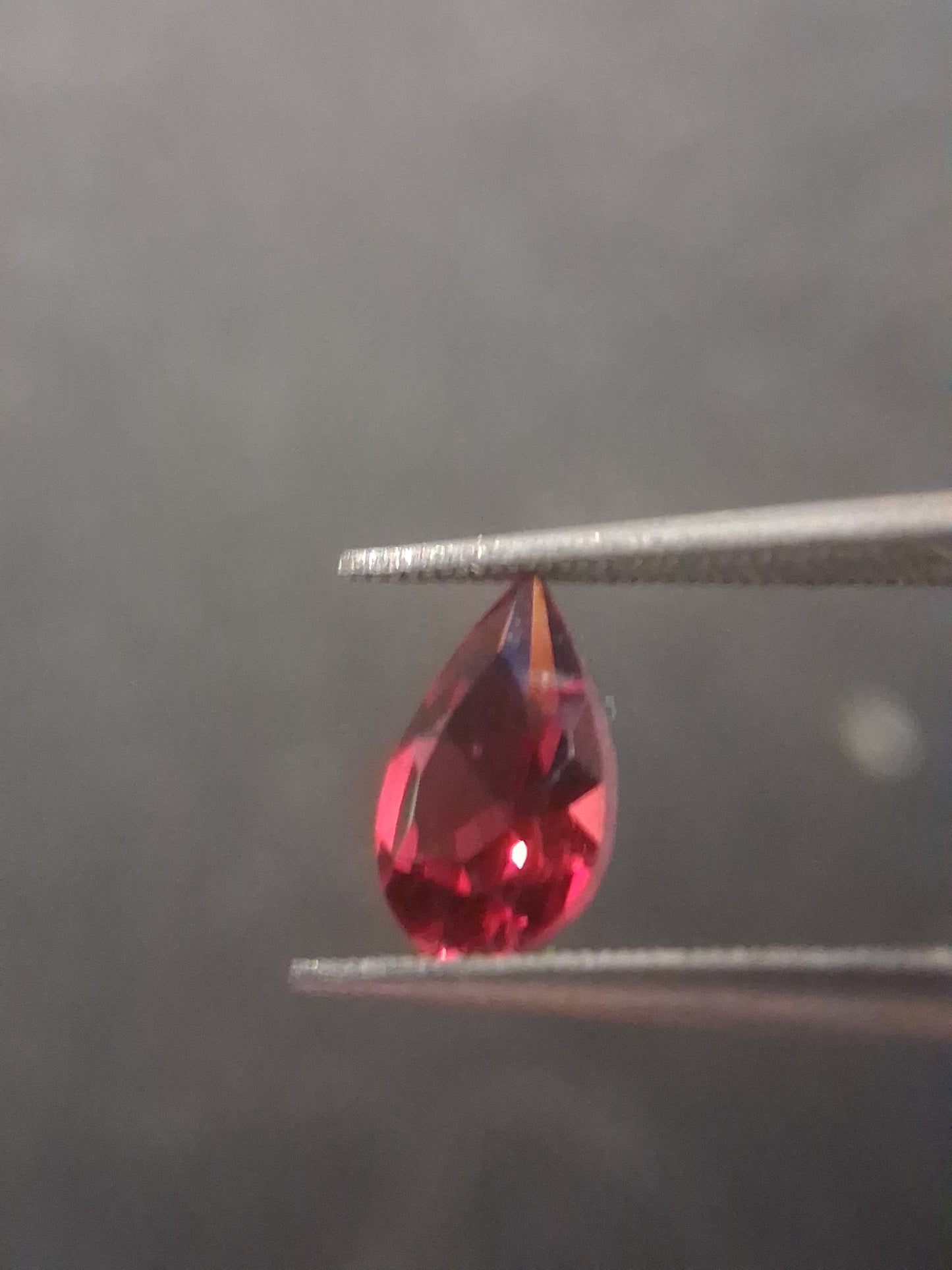 Natural Red Garnet - Rhodolite - 0.956 ct - pear - unheated- red - Natural Gems Belgium