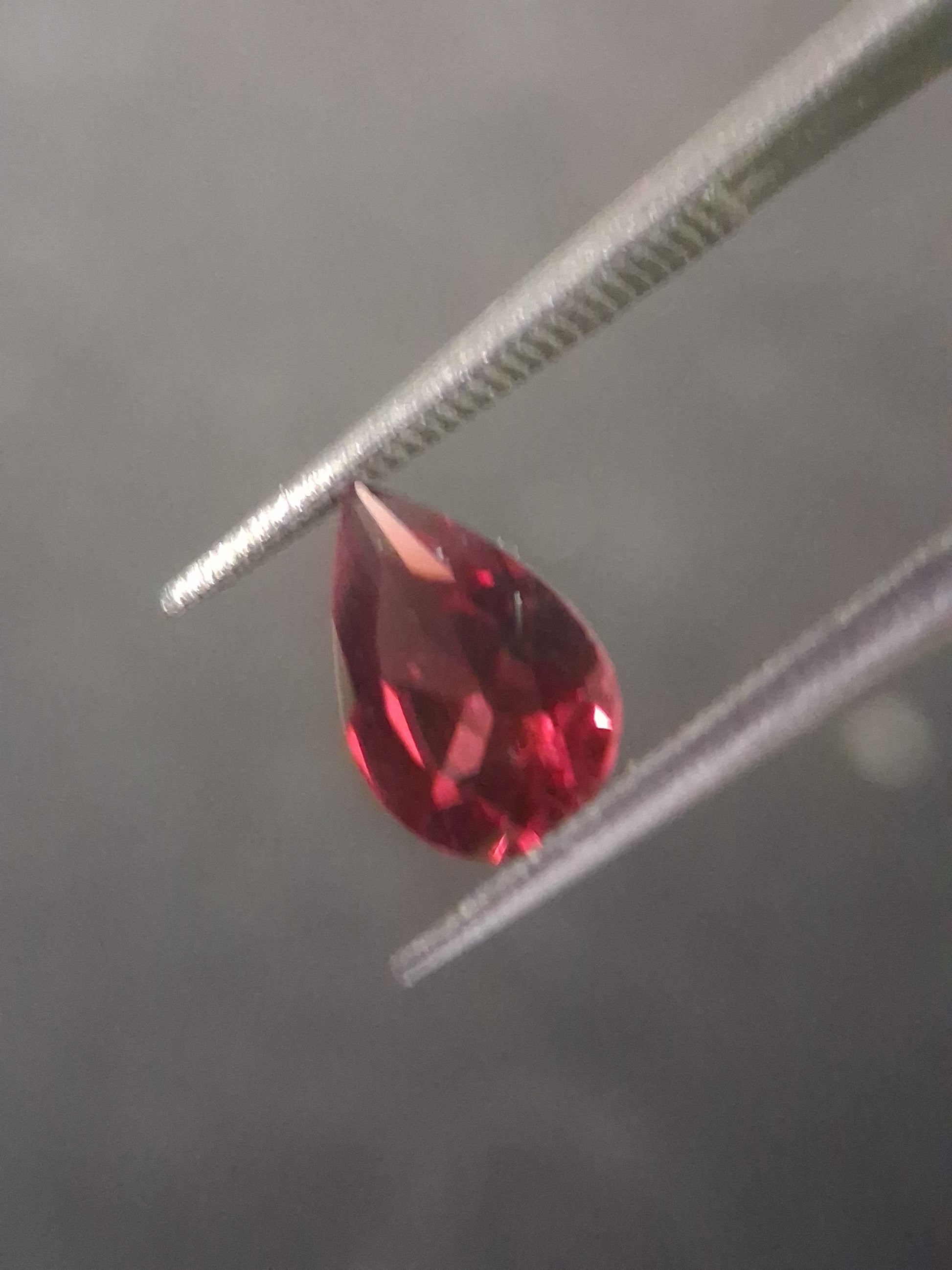 Natural Red Garnet - Rhodolite - 0.956 ct - pear - unheated- red - Natural Gems Belgium