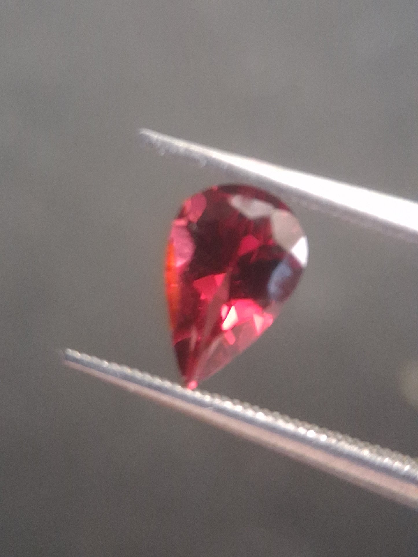 Natural Red Garnet - Rhodolite - 0.978 ct - pear - unheated- red - Natural Gems Belgium