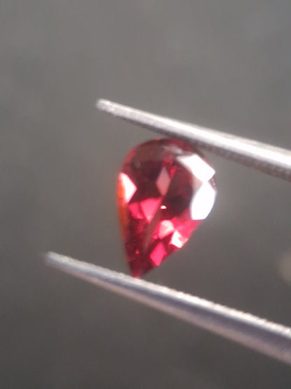 Natural Red Garnet - Rhodolite - 0.978 ct - pear - unheated- red - Natural Gems Belgium