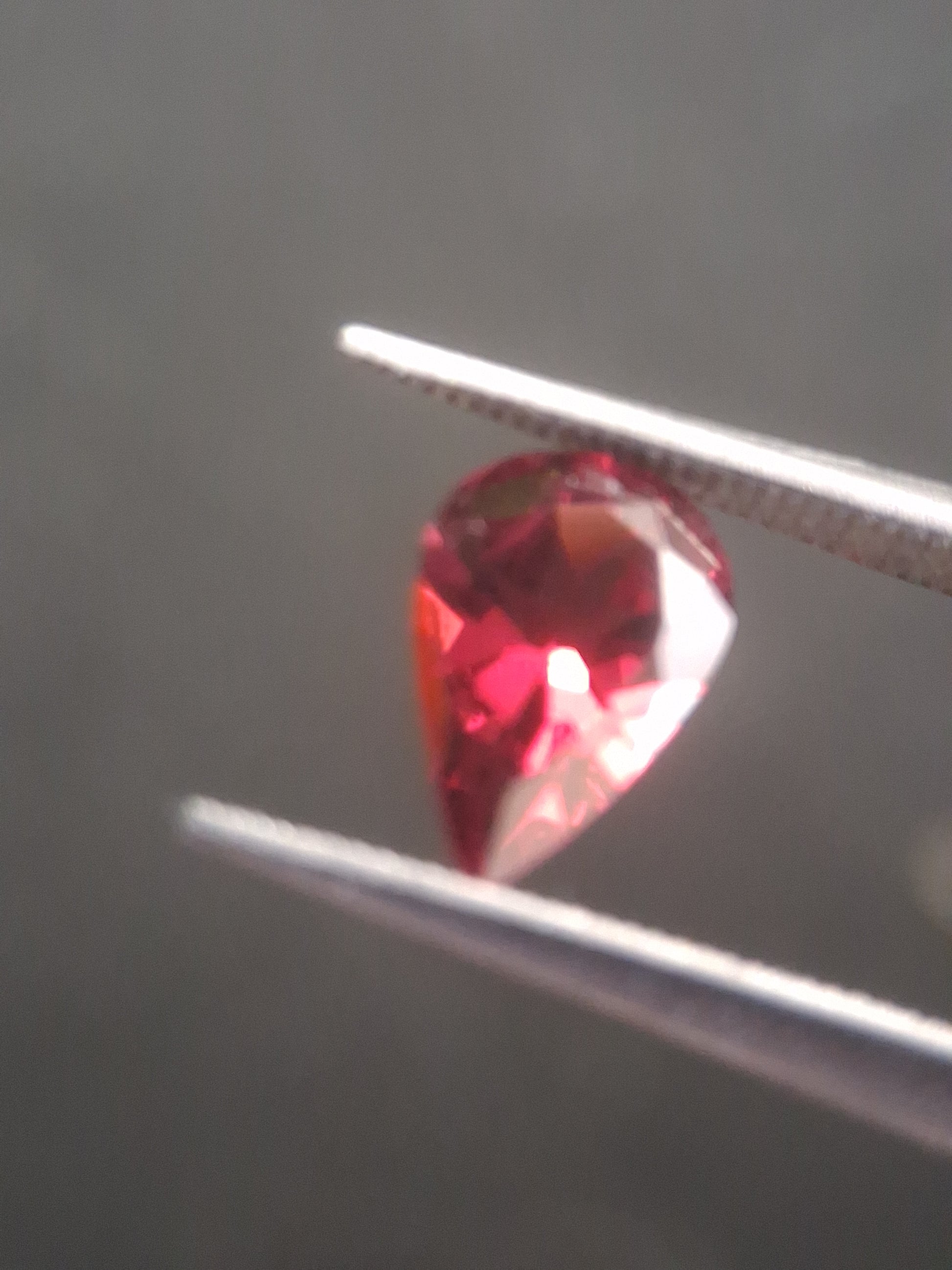 Natural Red Garnet - Rhodolite - 0.978 ct - pear - unheated- red - Natural Gems Belgium