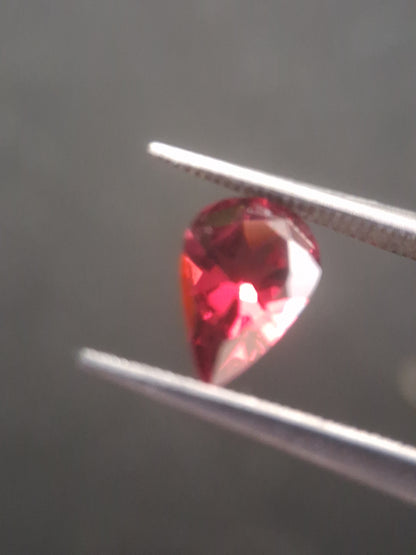 Natural Red Garnet - Rhodolite - 0.978 ct - pear - unheated- red - Natural Gems Belgium