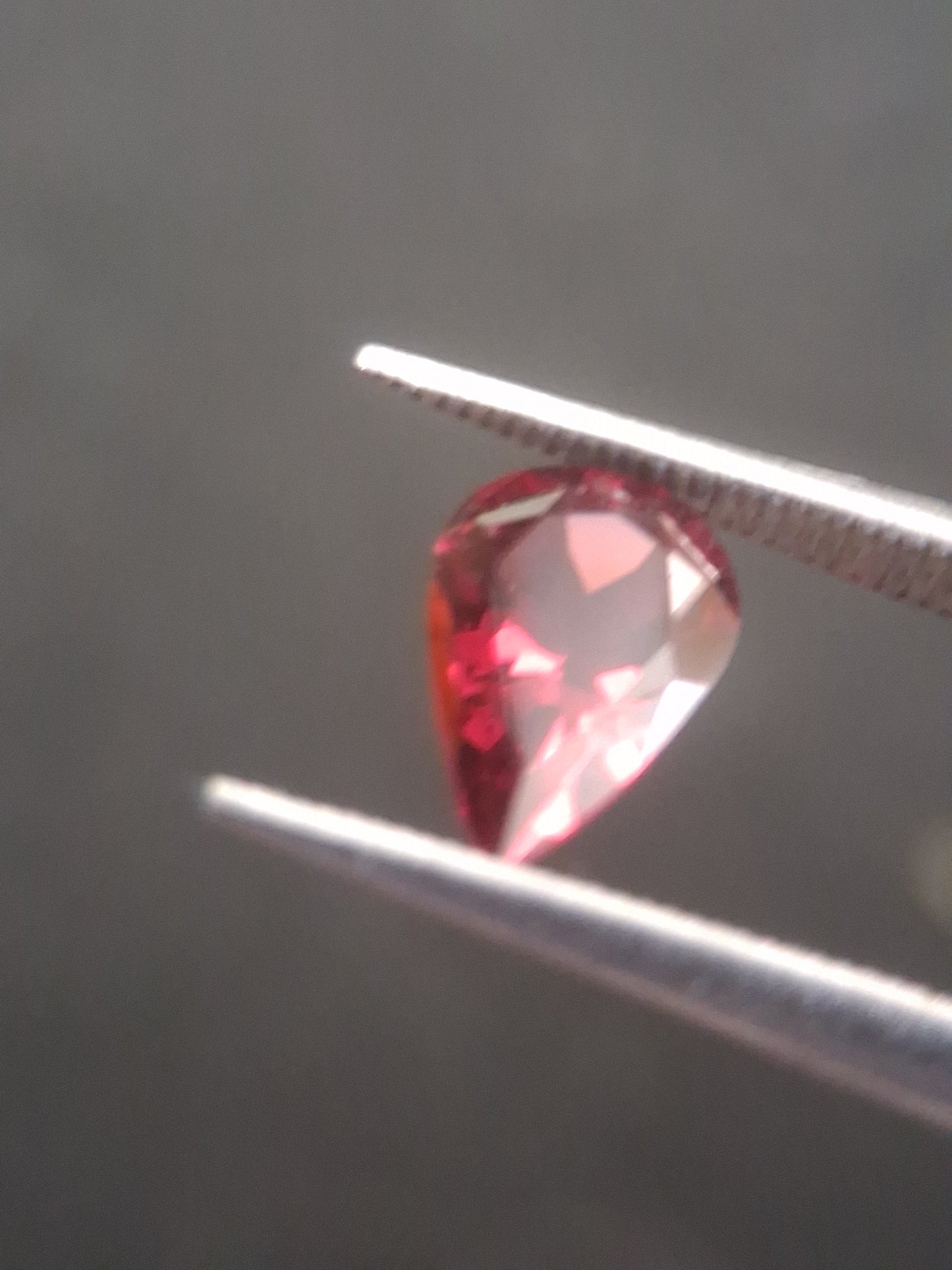 Natural Red Garnet - Rhodolite - 0.978 ct - pear - unheated- red - Natural Gems Belgium