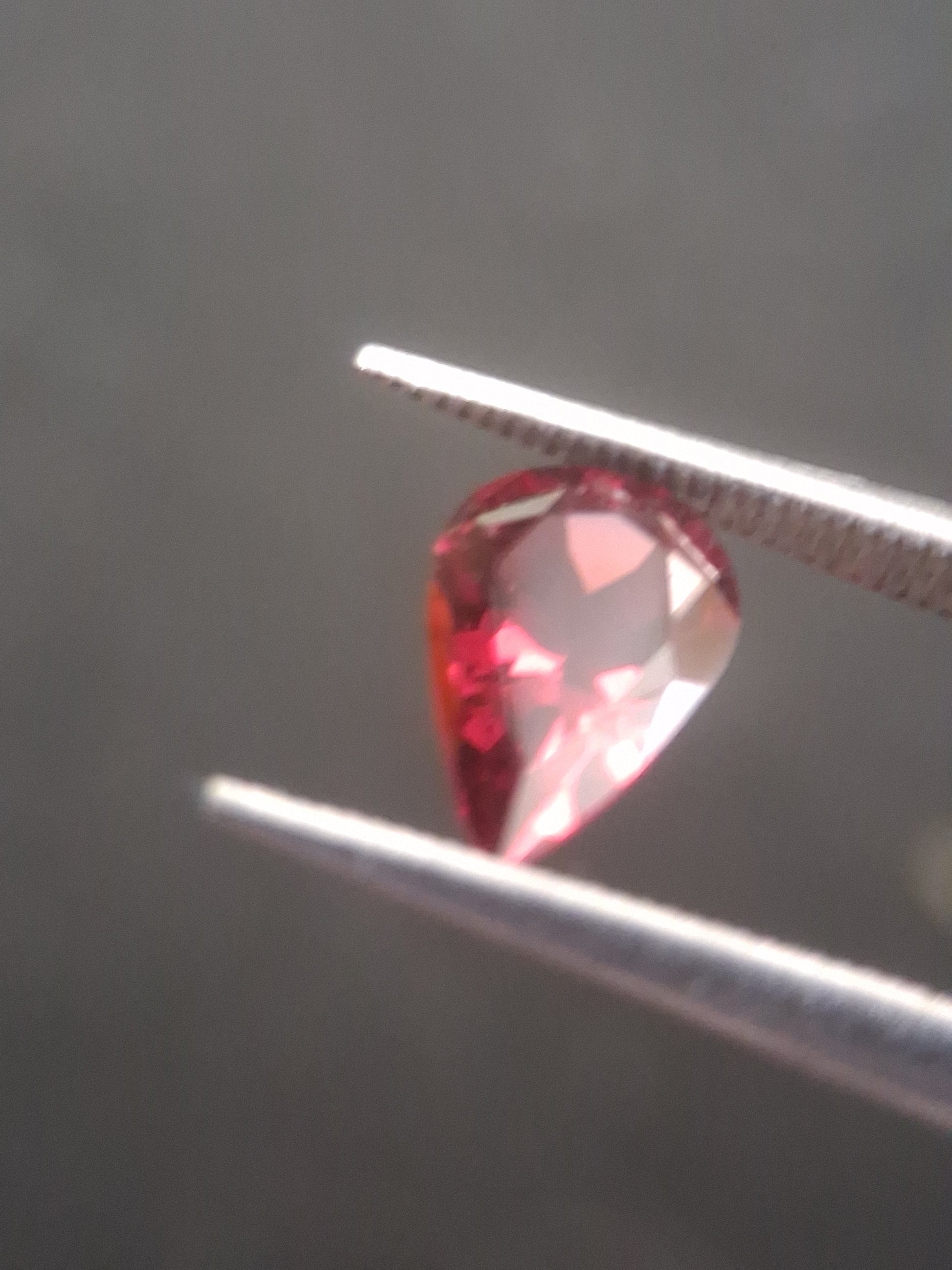 Natural Red Garnet - Rhodolite - 0.978 ct - pear - unheated- red - Natural Gems Belgium
