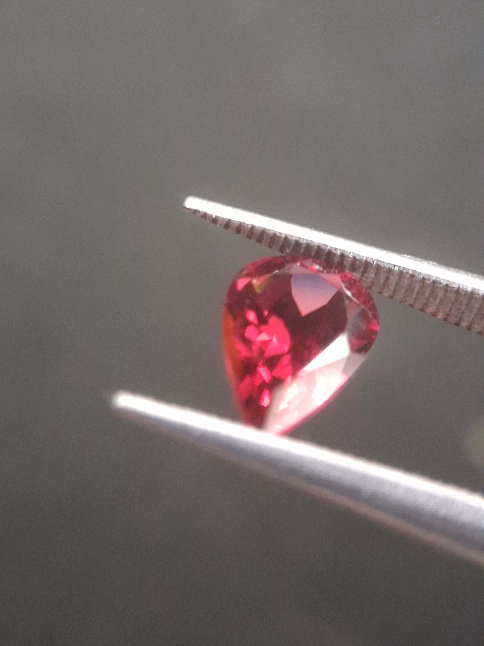 Natural Red Garnet - Rhodolite - 0.978 ct - pear - unheated- red - Natural Gems Belgium