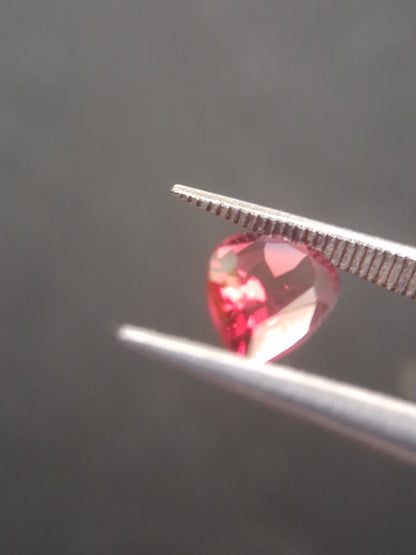 Natural Red Garnet - Rhodolite - 0.978 ct - pear - unheated- red - Natural Gems Belgium