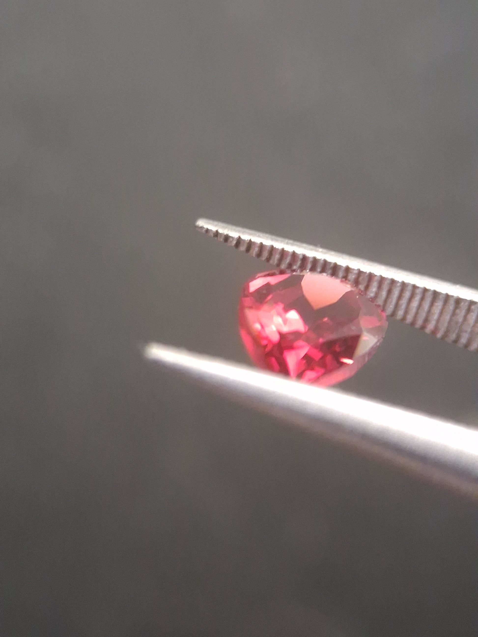 Natural Red Garnet - Rhodolite - 0.978 ct - pear - unheated- red - Natural Gems Belgium