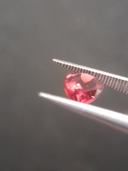 Natural Red Garnet - Rhodolite - 0.978 ct - pear - unheated- red - Natural Gems Belgium
