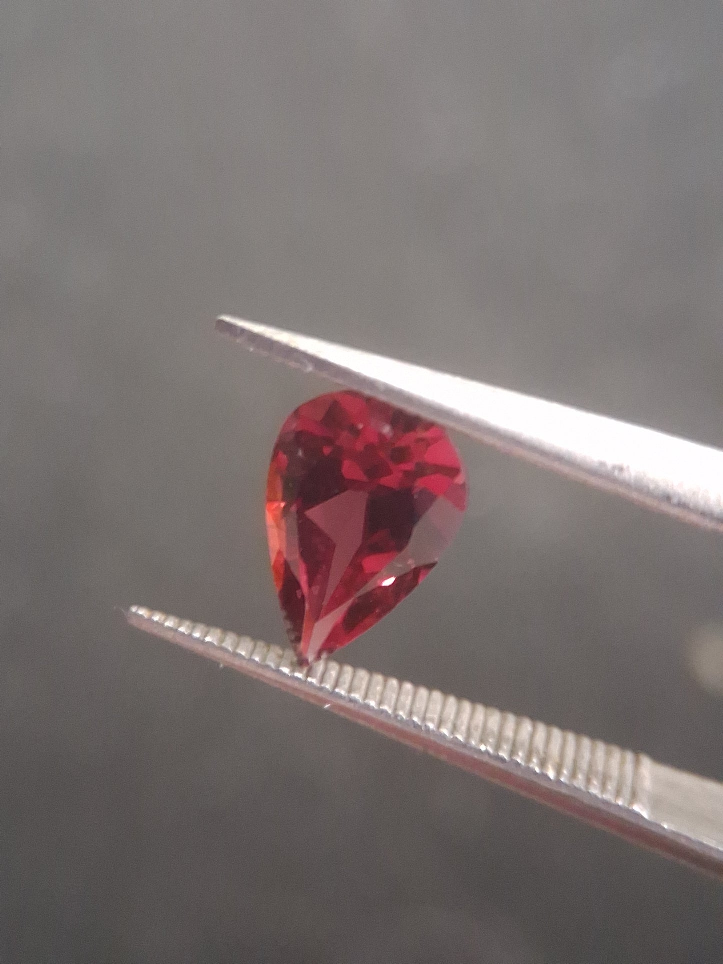 Natural Red Garnet - Rhodolite - 0.978 ct - pear - unheated- red - Natural Gems Belgium