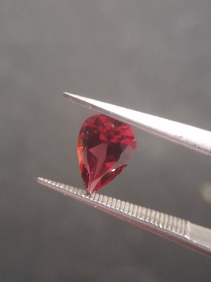 Natural Red Garnet - Rhodolite - 0.978 ct - pear - unheated- red - Natural Gems Belgium
