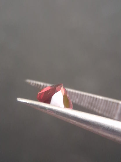Natural Red Garnet - Rhodolite - 0.978 ct - pear - unheated- red - Natural Gems Belgium
