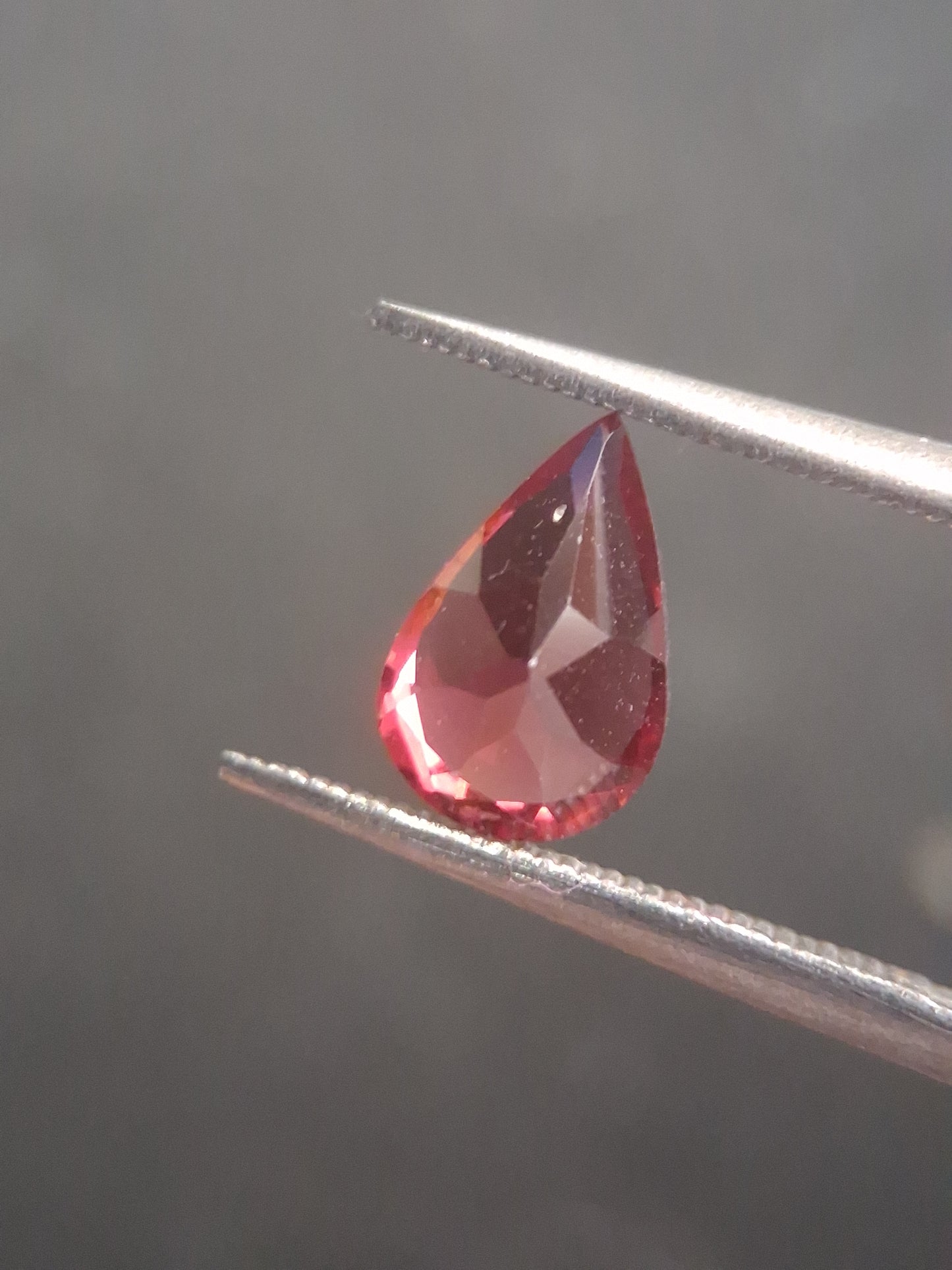 Natural Red Garnet - Rhodolite - 0.978 ct - pear - unheated- red - Natural Gems Belgium