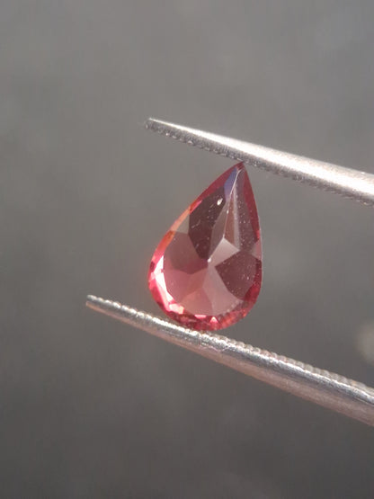 Natural Red Garnet - Rhodolite - 0.978 ct - pear - unheated- red - Natural Gems Belgium
