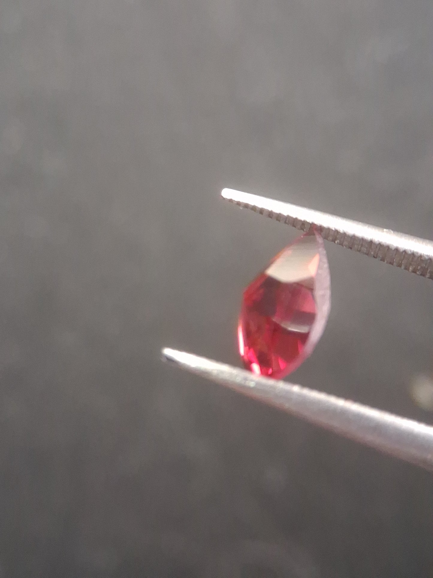 Natural Red Garnet - Rhodolite - 0.978 ct - pear - unheated- red - Natural Gems Belgium