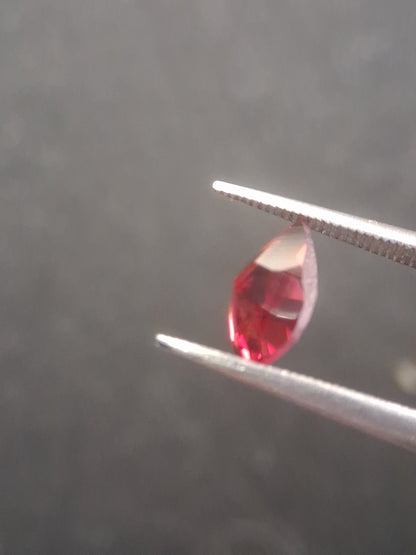 Natural Red Garnet - Rhodolite - 0.978 ct - pear - unheated- red - Natural Gems Belgium