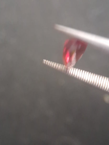 Natural Red Garnet - Rhodolite - 0.978 ct - pear - unheated- red - Natural Gems Belgium