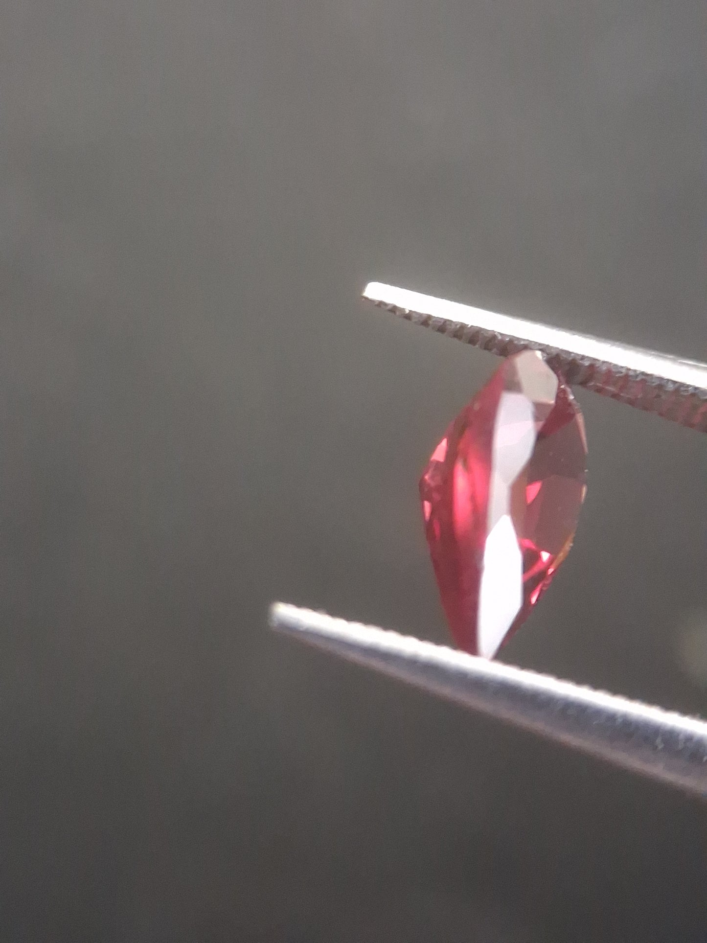 Natural Red Garnet - Rhodolite - 0.978 ct - pear - unheated- red - Natural Gems Belgium