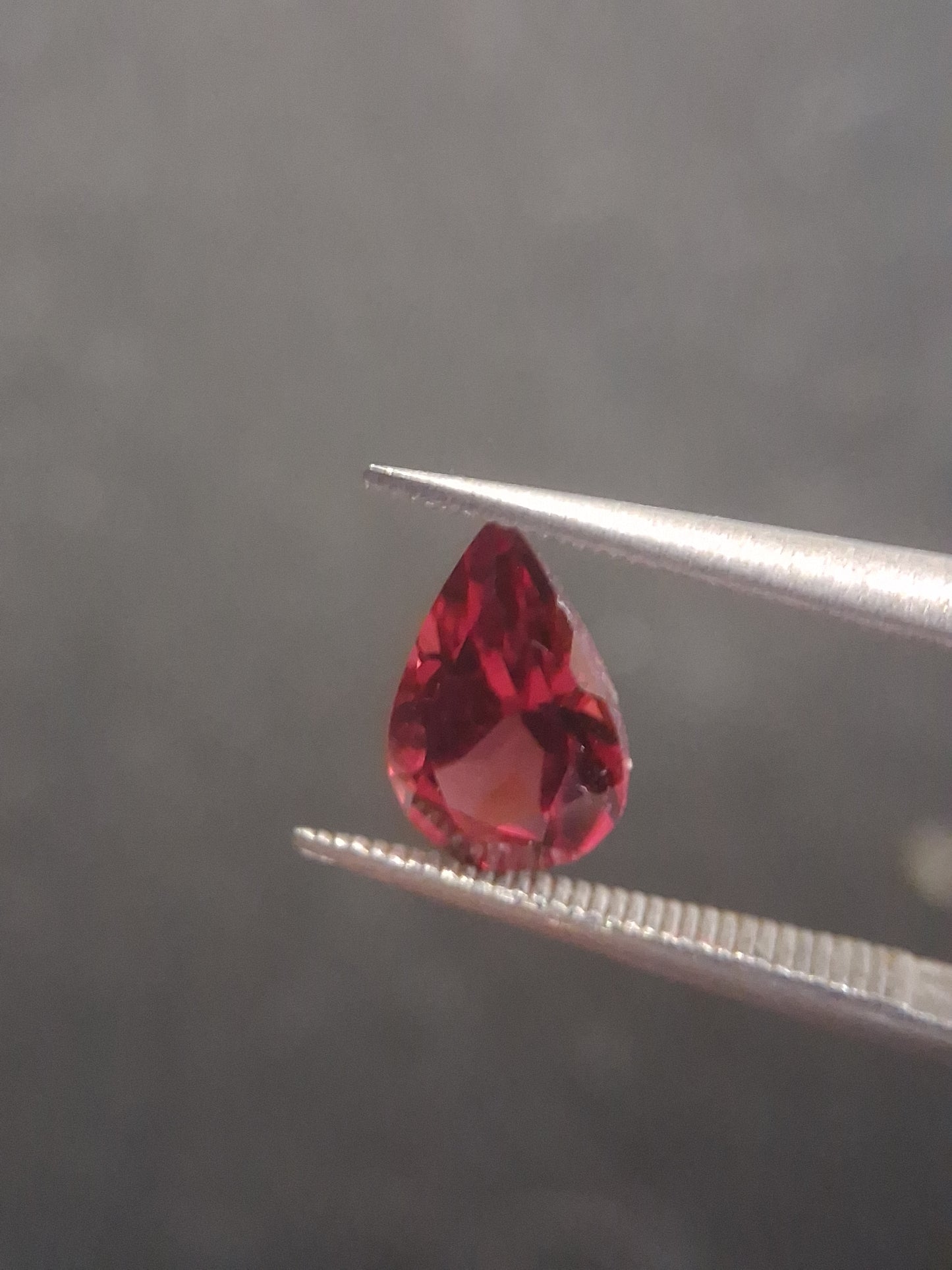 Natural Red Garnet - Rhodolite - 0.978 ct - pear - unheated- red - Natural Gems Belgium