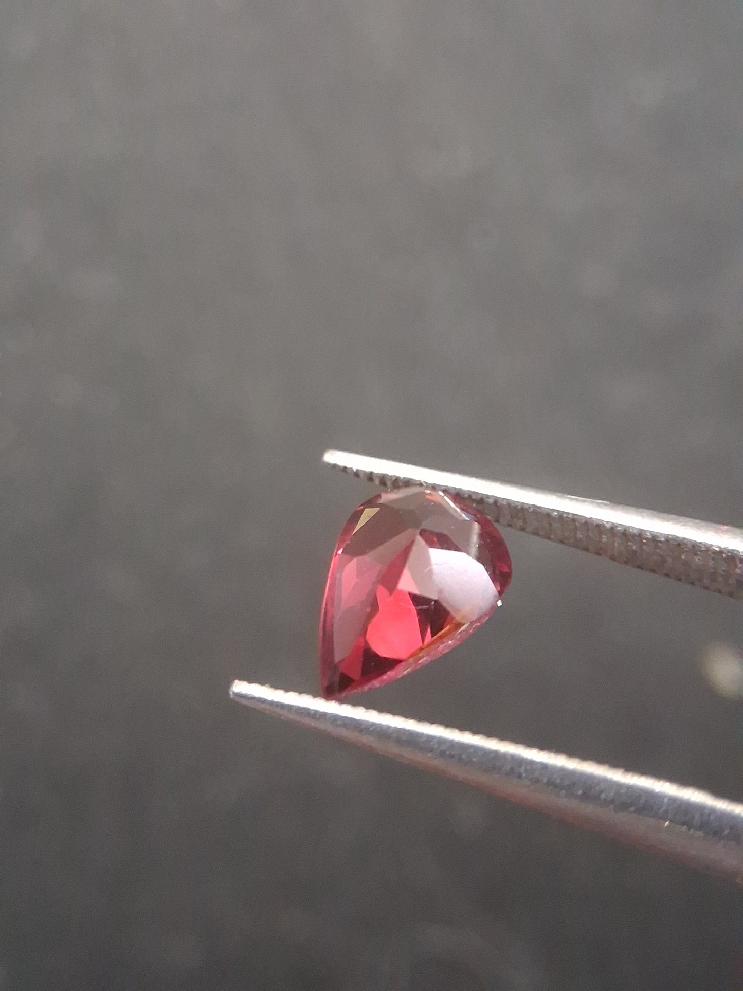 Natural Red Garnet - Rhodolite - 0.978 ct - pear - unheated- red - Natural Gems Belgium