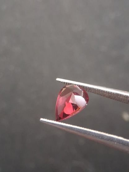Natural Red Garnet - Rhodolite - 0.978 ct - pear - unheated- red - Natural Gems Belgium
