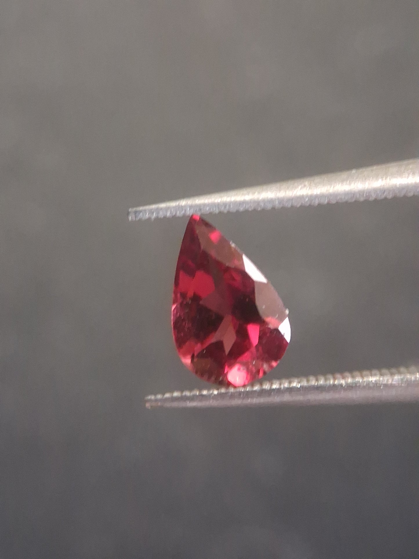 Natural Red Garnet - Rhodolite - 0.978 ct - pear - unheated- red - Natural Gems Belgium