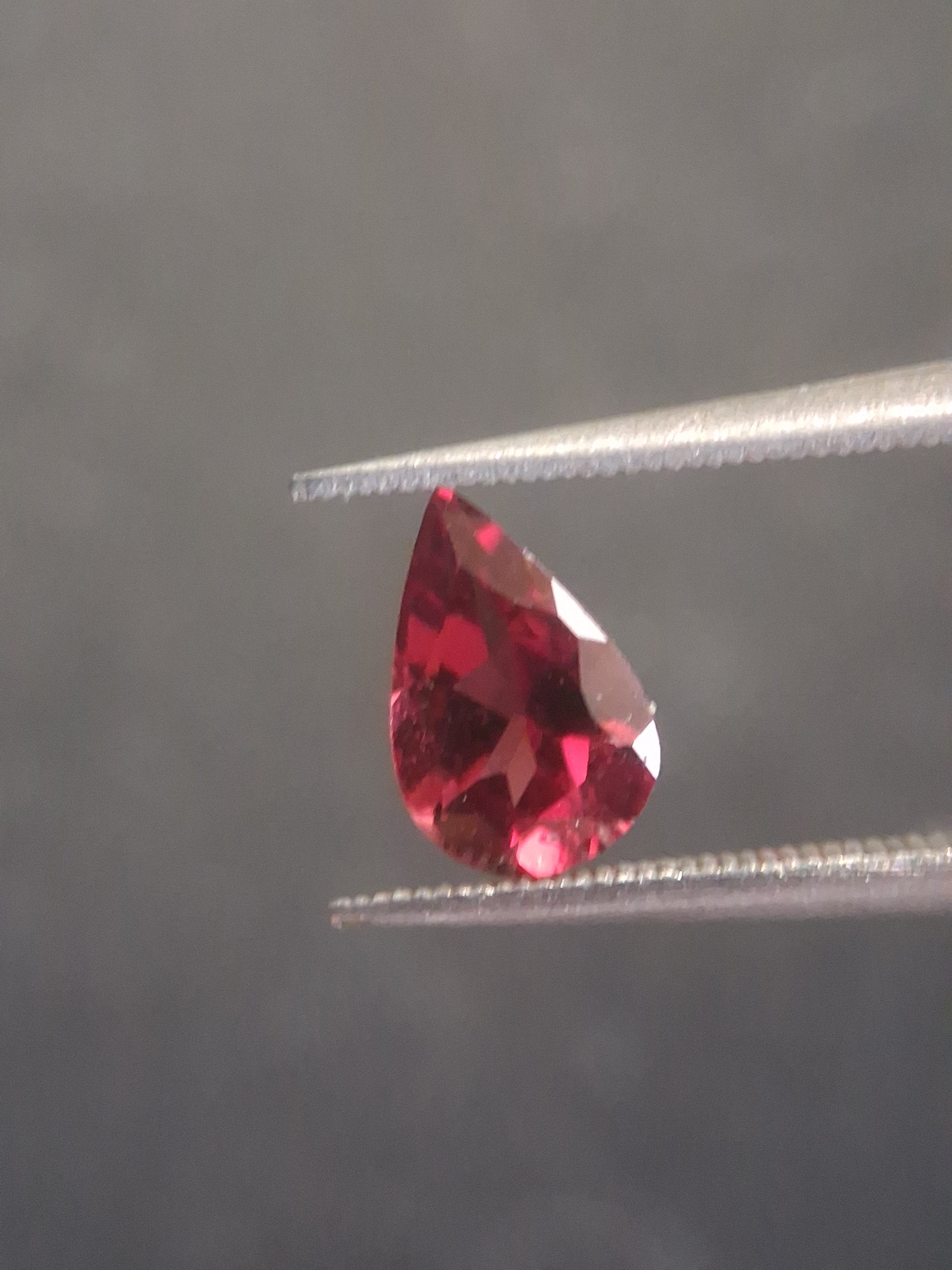 Natural Red Garnet - Rhodolite - 0.978 ct - pear - unheated- red - Natural Gems Belgium